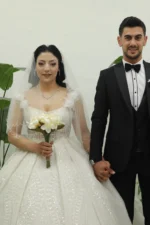 Gül Detaylı Askılı Prenses Model Gelinlik - Görsel 3