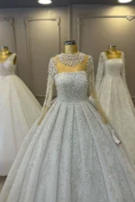 Uzun Kollu Boyun Detaylı Prenses Model Gelinlik