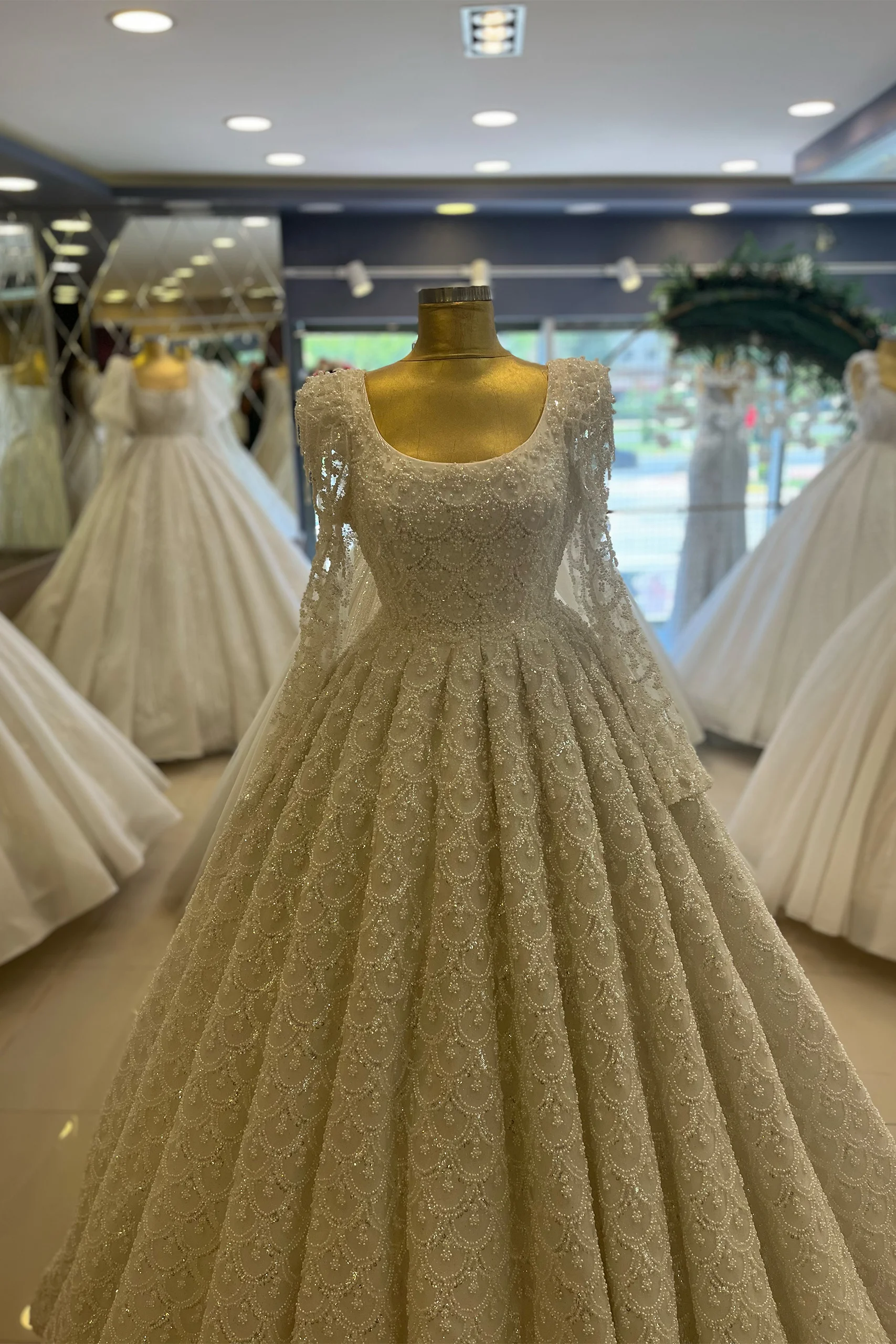 IMG_7329 Uzun Kollu Full İşlemeli Prenses Model Gelinlik - Görsel 1