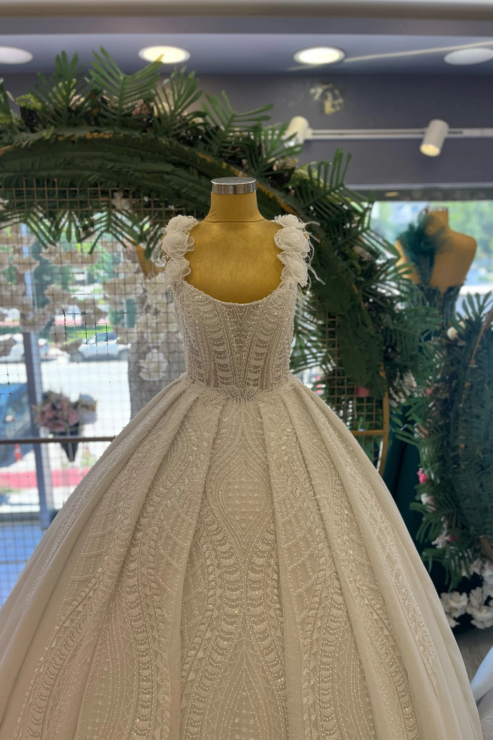 IMG_7330 Gül Detaylı Askılı Prenses Model Gelinlik - Görsel 1