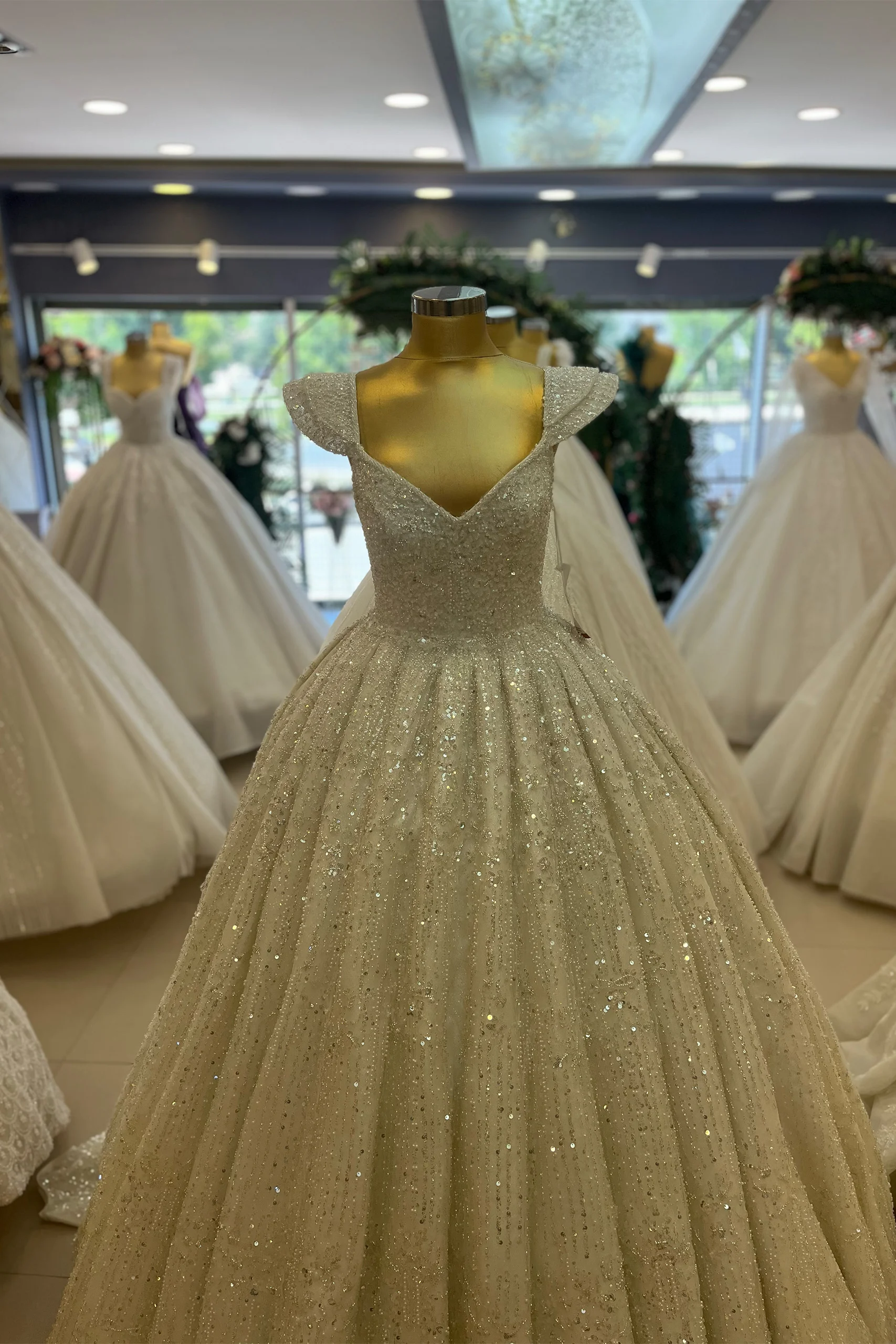 IMG_7339 Omuz Detaylı Prenses Model Gelinlik - Görsel 1